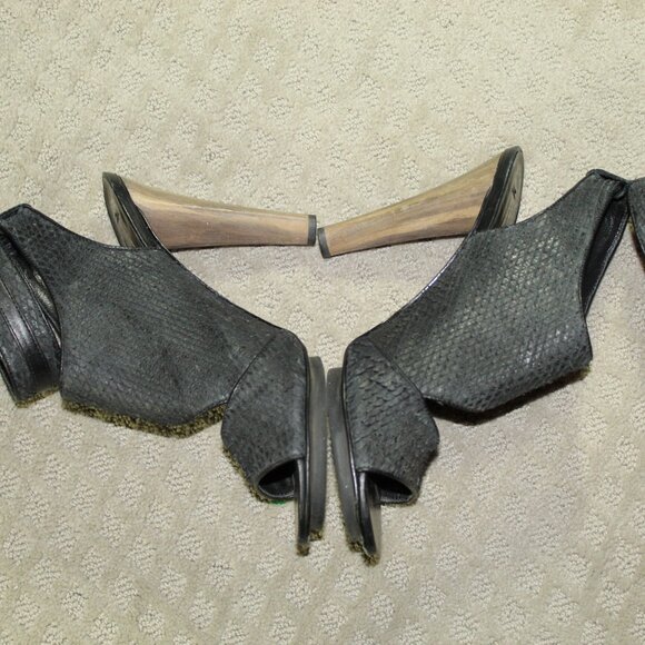 CHIC! BCBGMaxaria Wm Sz 10B Black Edgy Scale Pattern Ankle Strap 5" High Heels - Picture 3 of 6